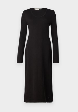 Robe noire à manches longues côtelées avec un décolleté en scoop, coupe droite et un détail de logo à l'ourlet. Fabriquée en tissu doux et texturé.