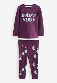 Lila Pyjama-Set mit einem Langarmoberteil mit dem Text "Schläfrige Vibes" und passenden Leggings mit Mond- und Sternmustern. Weicher Stoff.