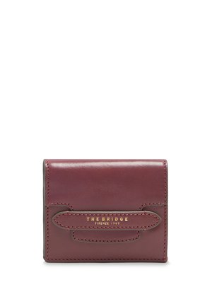 Portafoglio compatto in pelle bordeaux con dettagli cuciti e lettere dorate che leggono "THE BRIDGE FIRENZE 1969" sulla fascia frontale.