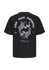 T-shirt in cotone nero con grafiche bianche di due pesci e la scritta "Trova il tuo paradiso", accompagnata da una data di fondazione e un ulteriore slogan sottostante.