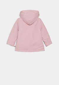 Světle růžová bunda s kapucí, dlouhými rukávy a rovnými okraji. Hladká látka bez viditelných vzorů nebo kovových doplňků.