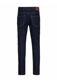 Dunkelblaue Denim-Jeans mit geradem Bein, sichtbaren Nähten, fünf Taschen und einem braunen Lederpatch am Bund.
