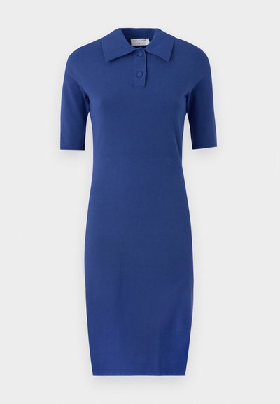 Lühikeste varrukate ja krae ning helesinise värviga kleit, mis on valmistatud siledast trikotaazist. Sellel on slim fit lõige ja minimalistlik disain, millel on kaks nuppu krael.