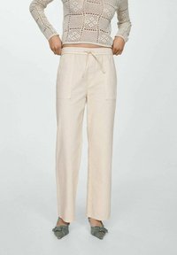Lichtbeige katoenen broek met een recht model, twee voorkzakken en een verstelbare trekkoord tailleband. Gladde textuur, casual pasvorm.
