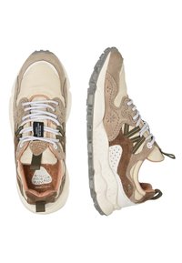 Beige- und braune Sneaker mit einem Obermaterial aus Mischgewebe aus Wildleder und Mesh, einer strukturierten Gummisohle und kontrastierenden Schnürsenkeln sowie einer Zuglasche.