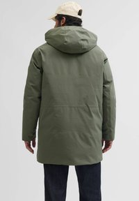 Olivnozeleni vodoodporni parka s velikim kapuco, dolgimi rokavi in minimalističnim dizajnom. Narejen iz gladke tkanine s ravnim krojem.