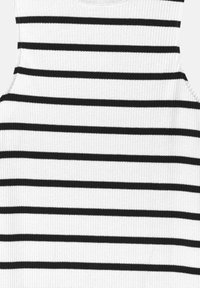 Tissu blanc côtelé avec des rayures noires horizontales régulièrement espacées, montrant la partie supérieure du dos d'un vêtement sans manches.