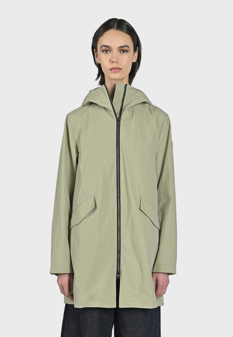 Veste à capuche verte claire avec une fermeture éclair à l'avant, deux poches inclinées et une coupe décontractée. Tissu lisse avec une texture minimale.