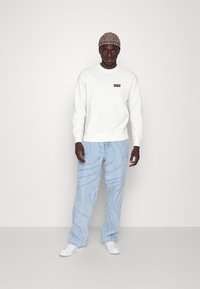 Levi's® RELAXED GRAPHIC CREW UNSIEX - Camisola - summer crew egret