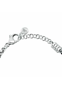 Bracciale in argento con maglie a catena interconnesse, chiusura a moschettone e un anello testurizzato come accento. Include un ciondolo circolare con un design a foglia.