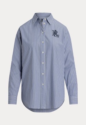 Camisa de rayas verticales azules y blancas, con botones, cuello en punta, mangas largas y un monograma oscuro en el pecho.