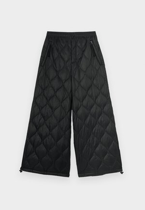Černé prošívané zateplené kalhoty s širokými nohavicemi, které mají texturovaný diamantový vzor, elastický pás a boční kapsy na zip.