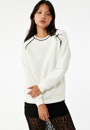 - Bluza