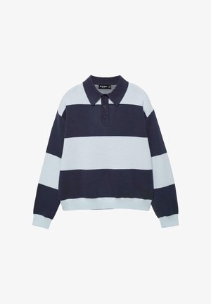 Koszulka rugby z długim rękawem w jasnoniebieskie i granatowe poziome paski, z granatowym kołnierzem i listwą z trzema guzikami.