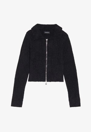 Cardigan preto cropped com textura canelada, mangas longas e um fecho frontal com um pêndulo em forma de estrela como detalhe.