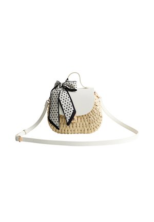 Mała pleciona torebka na ramię z białą klapką, czarno-białą kokardą w kropki oraz cienkim, regulowanym białym paskiem.