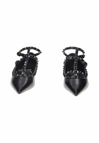 Scarpe ballerine nere con punta affusolata e finitura in pelle lucida, con cinturini borchiati sopra e una cinghia alla caviglia per una calzata sicura.