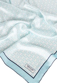 Jedwabny szalik w jasnoniebieskim kolorze z powtarzającym się okrągłym wzorem. Satynowe wykończenie z kontrastującym ciemnoniebieskim brzegiem. Metka w rogu.