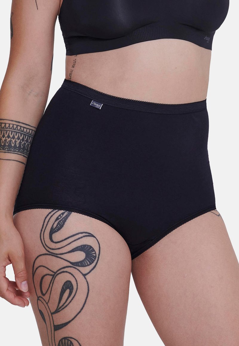 Mutande nere in cotone a vita alta, con una texture liscia e pizzo decorativo, caratterizzate da un piccolo etichetta logo sulla cintura.