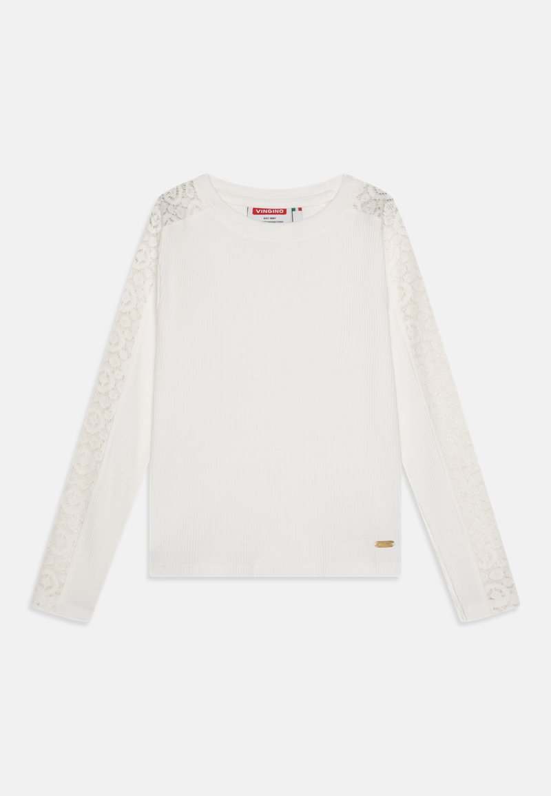 Camicia bianca a maniche lunghe con corpo a coste e dettagli in pizzo sulle maniche. Presenta un collo rotondo e un piccolo logo metallico vicino all'orlo.