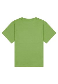 Camiseta verde de manga corta, hecha de suave algodón. Cuello redondo simple con un corte relajado. Presenta un color sólido sin patrones.