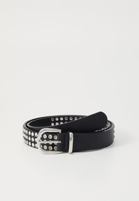 Cintura in pelle nera con una fila di strass argentati, texture liscia, fibbia in metallo argentato e ulteriori borchie decorative lungo il bordo.