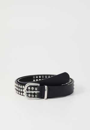 Zwarte leren riem met een rij zilverkleurige rhinestones, gladde textuur, zilveren metalen gesp en extra decoratieve studs langs de rand.