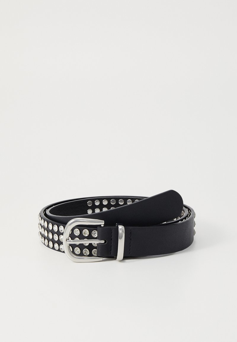 Cintura in pelle nera con una fila di strass argentati, texture liscia, fibbia in metallo argentato e ulteriori borchie decorative lungo il bordo.