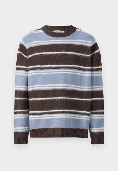 Pull rayé en matériau doux, avec des rayures marron foncé, bleu clair et blanches, doté d'un col et de poignets côtelés.