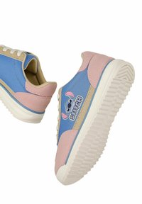 Paire de baskets bleues et roses avec des semelles blanches présentant un personnage de dessin animé Stitch et le mot « Stitch » sur le côté.
