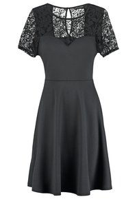 Robe noire à manches courtes en dentelle, corsage ajusté et jupe évasée. La dentelle présente des motifs floraux ; tissu lisse avec un léger éclat.