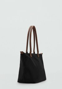 Svart canvas toteväska med bruna läderhandtag, strukturerad form och minimalistisk design. Har en bred öppning och förstärkta hörn.