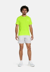 Under Armour LAUNCH - Spordišortsid - halo gray