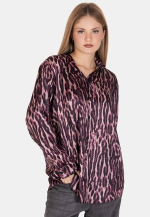 Camicia a maniche lunghe con bottoni in stampa animale rosa e nera, con colletto, tessuto morbido e vestibilità rilassata.