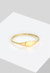 Guldring med et slankt, glat design. Har en afrundet top og en tynd ring, der reflekterer lys med en poleret overflade.