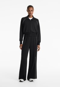 OYSHO Felpa con zip - black