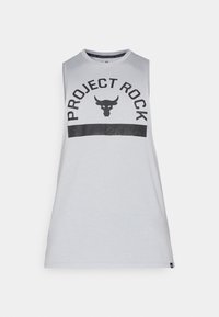 Camiseta atlética sin mangas en gris con un gráfico negro de "Project Rock" y el logo del toro, con un dobladillo recto y una textura suave.