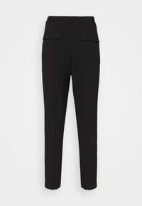 Pantalon noir sur mesure taille haute, jambes fuselées et poches à rabat boutonnées à l'arrière sur fond blanc.