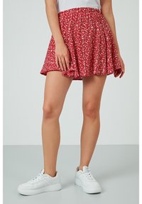 LELA - FLOWERED ELASTIC WAIST - Shorts - red-white Miniatuurafbeelding 1