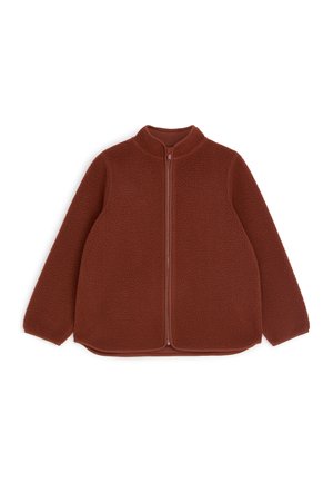 Veste polaire marron à manches longues avec fermeture éclair devant, tissu texturé et ourlet légèrement arrondi.