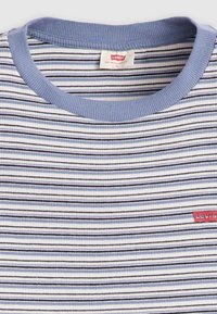 Gestreepte T-shirt met korte mouwen in blauw, wit en zwart, met een geribde ronde hals en een klein rood Levi's logo etiket. Zacht, gestructureerd materiaal.