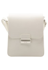 Weißes Leder-Crossbody-Taschen mit Klappenverschluss, silbernen Beschlägen und Markenlogo-Detail auf der Vorderseite. Glatte Textur und rechteckige Form.
