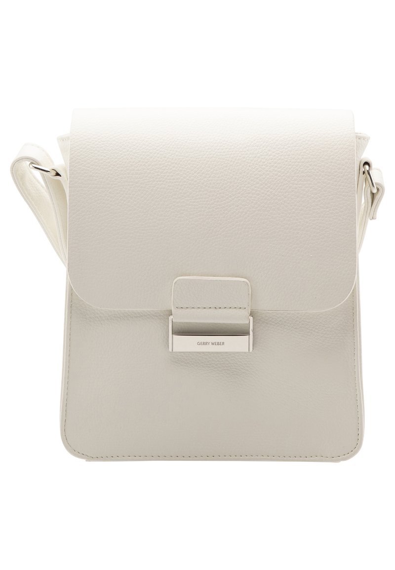 Weißes Leder-Crossbody-Taschen mit Klappenverschluss, silbernen Beschlägen und Markenlogo-Detail auf der Vorderseite. Glatte Textur und rechteckige Form.