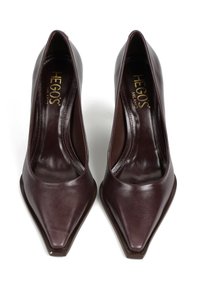 Bordowe skórzane szpilki z ostrym noskiem i eleganckim designem. Gładka tekstura i subtelne logo na wkładce.