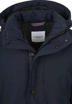 Donkerblauwe jas met capuchon, voorzien van een ritssluiting en drukknopen, gemaakt van een gladde stof met stiksel details en twee voorzakken.