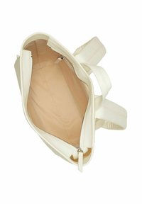 Sac en cuir couleur crème avec une texture lisse, doté d'un intérieur spacieux, d'une fermeture zippée et de bretelles doubles.