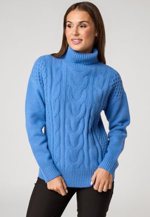 Lichtblauwe coltrui met kabelbrei-design, geribbelde zoom en manchetten, met textuurpanelen op de schouders.