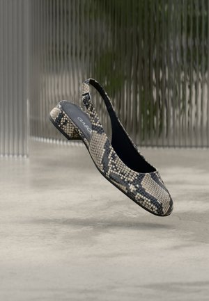 Slingback-schoen met lage hak, textuur van nep slangenhuid in beige en zwart, ronde neus en verstelbare enkelband.