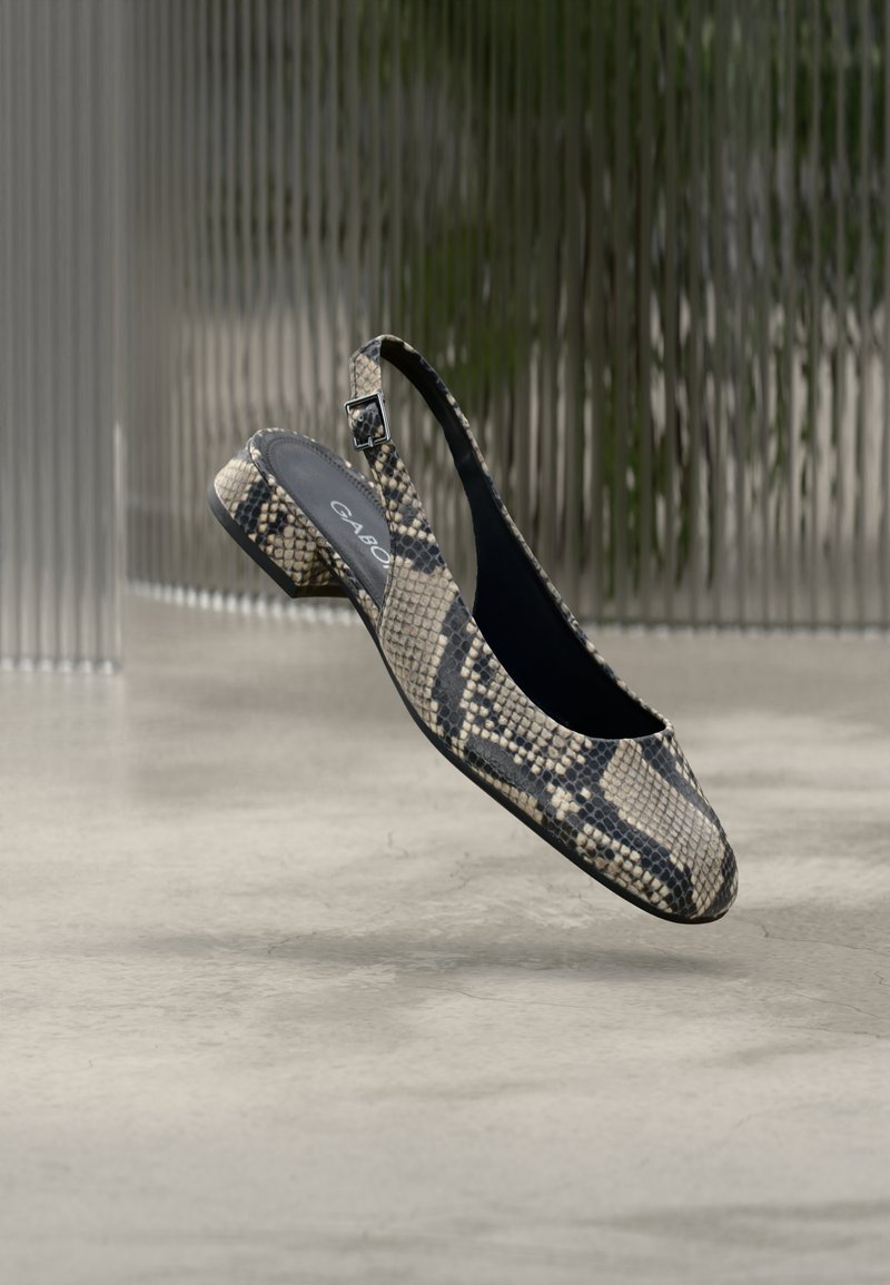 Pantof cu slingback cu toc mic, piele ecologică texturată cu aspect de piele de șarpe, în nuanțe de bej și negru, cu vârf rotund și bareta reglabilă la gleznă.