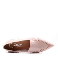 Scarpa piatta in pelle rosa chiaro con punta appuntita, dettagli ritagliati lungo i lati e una finitura liscia. Marchio visibile all'interno.